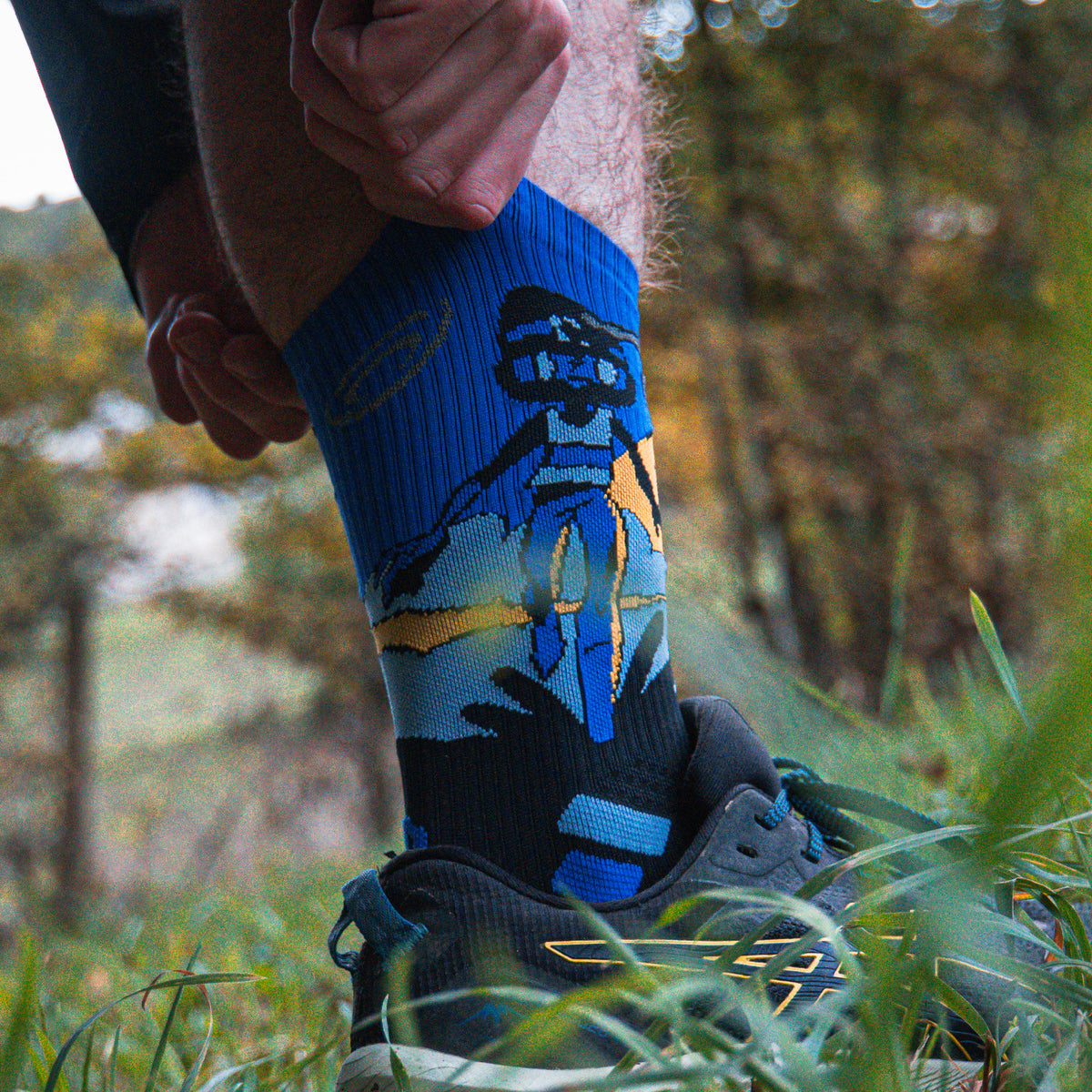 Photo de la chaussette Night Fever 2026 portée en forêt